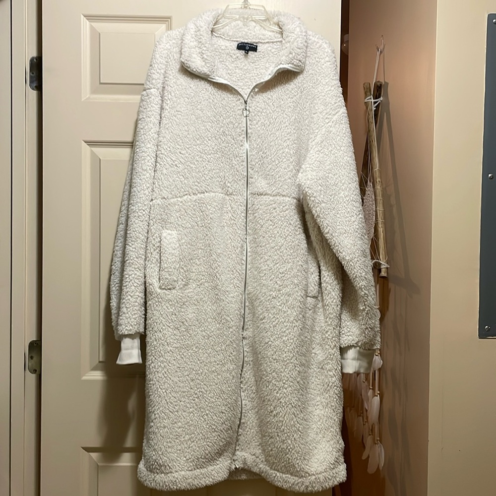 Cream long sherpa lightweight jacket.